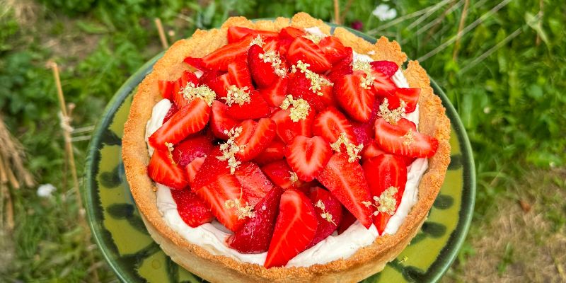 Easy-peasy strawberry, almond and meadowsweet tart